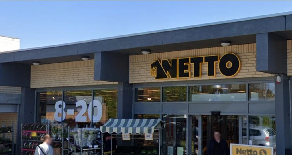Bilist uden kørekort stak af fra politiet bag Netto: Han glemte dog en ret VÆSENTLIG ting på parkeringspladsen