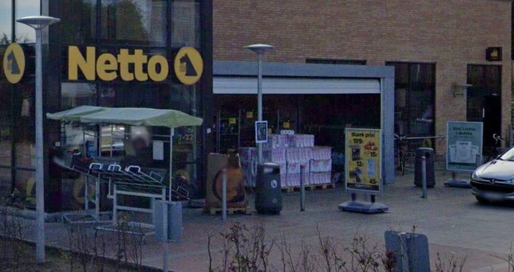 Stefan efterlod sin hund ude foran Netto: Da han kom ud, var den ikke alene