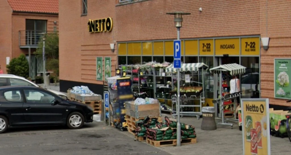 Tre udenlandske mænd købte to energidrikke i Netto: Du gætter aldrig, hvad de havde taget med i tasken