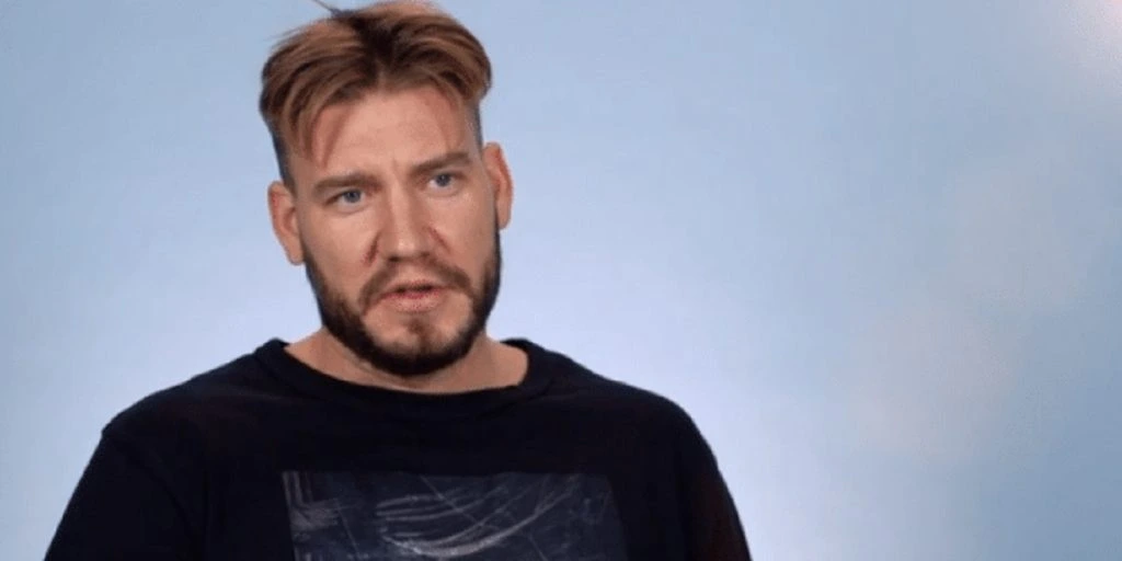 Bendtner tager røven på Janni Ree