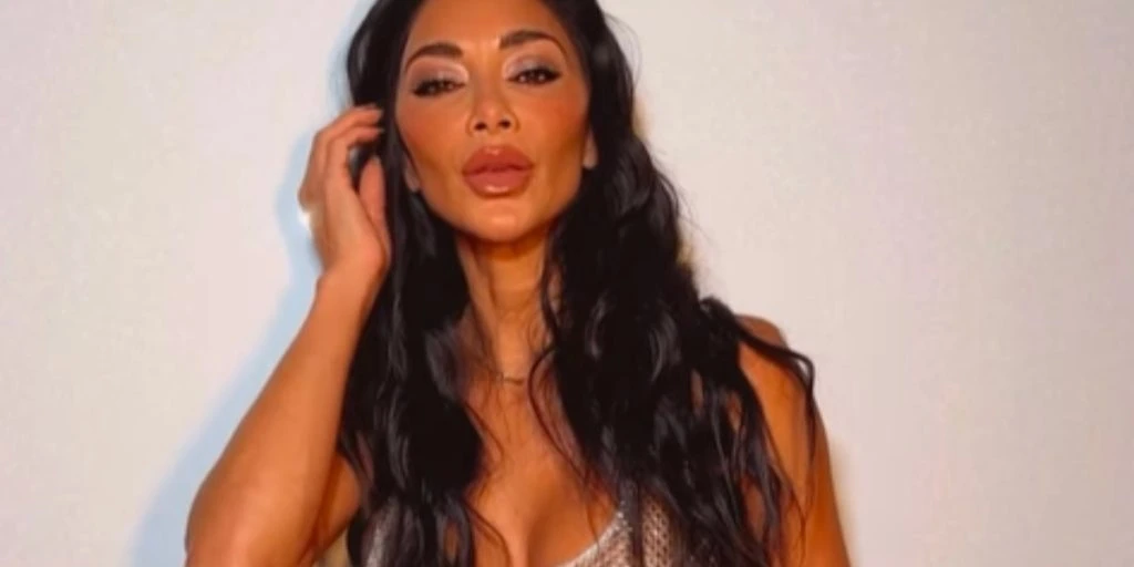 Nicole Scherzinger overrasker i video: River sin gennemsigtige kjole af og viser formerne frem