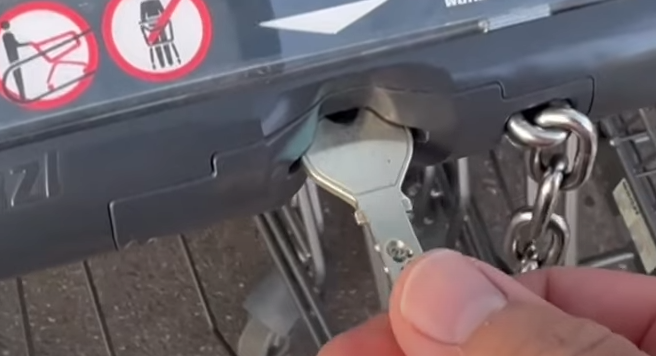 Han sætter en nøgle i indkøbsvognen: Så sker det, ingen troede ville ske