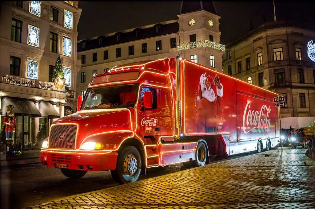 Coca-Colas julelastbil kommer forbi Aalborg