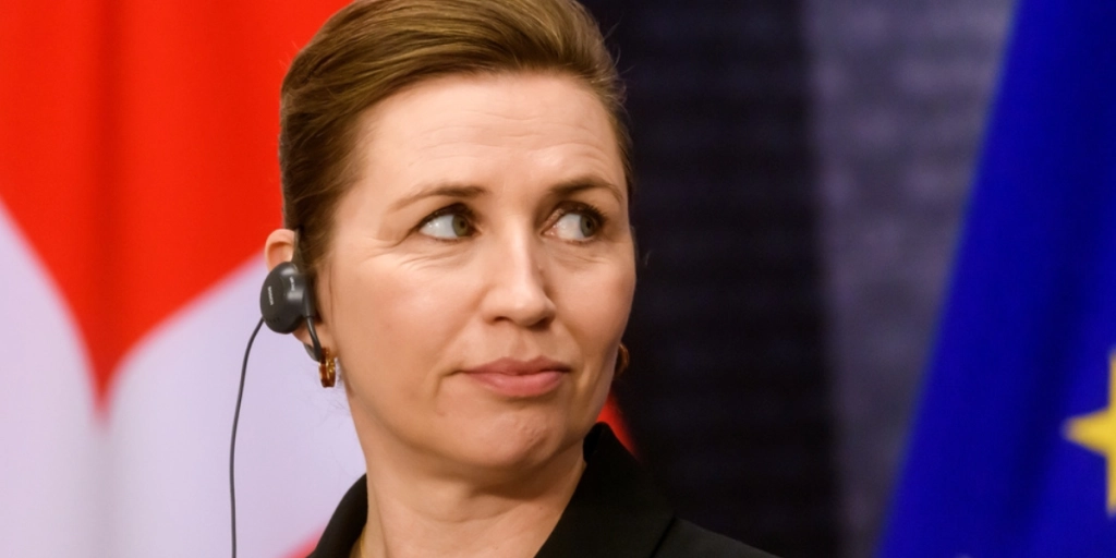 Mette Frederiksen dukker op et mærkeligt sted: Kaldes ‘uacceptabelt’