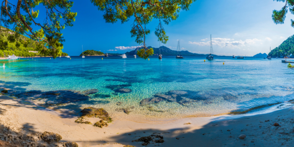 Denne ø-perle i Middelhavet ligger lige syd for Ibiza og er meget billigere