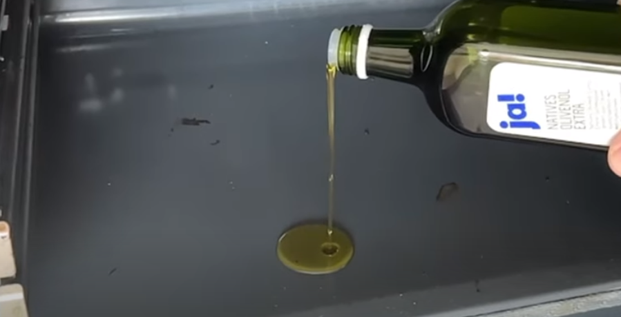 Han laver det skøre olie-trick, mange ikke kender: Vent til du ser magien ske