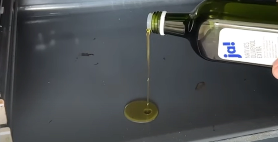 Han laver det skøre olie-trick, mange ikke kender: Vent til du ser magien ske