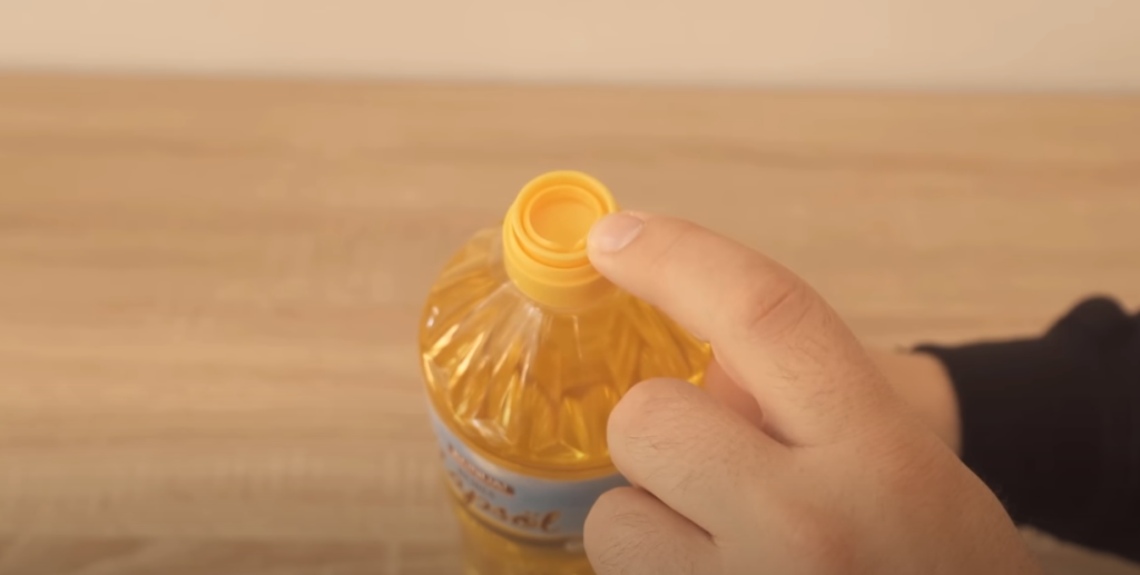 Smid aldrig oliens plastiklåg ud: Det har en funktion, som meget få danskere kender