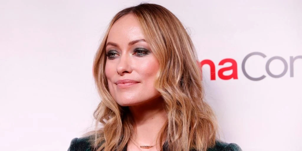 Skuespilleren Olivia Wilde viser barmen frem uden bh