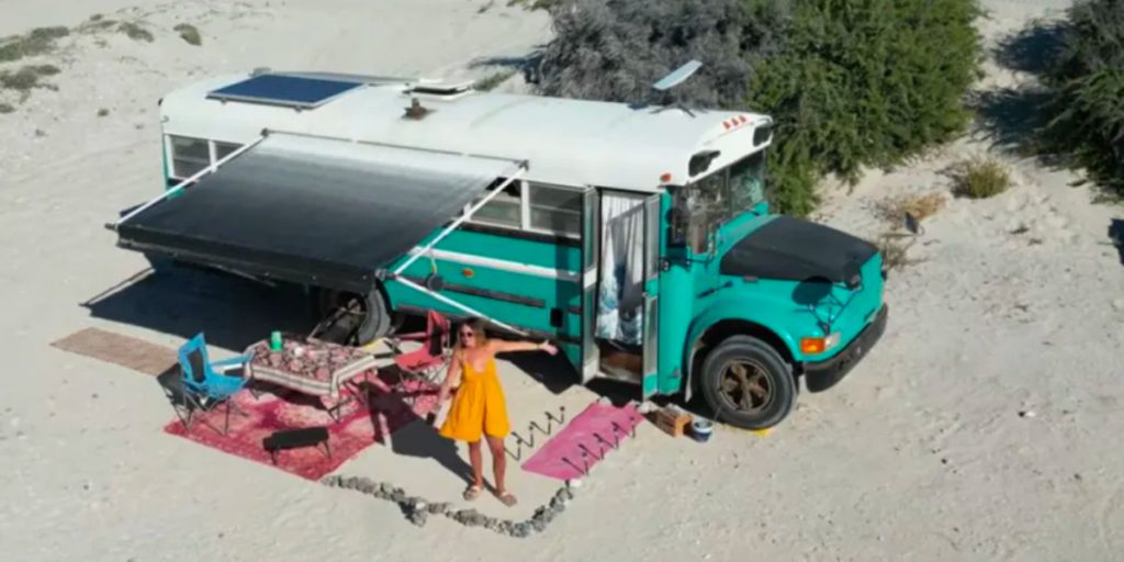 Kvinde bor og rejser rundt i ombygget skolebus: Bare vent til du ser den indvendigt