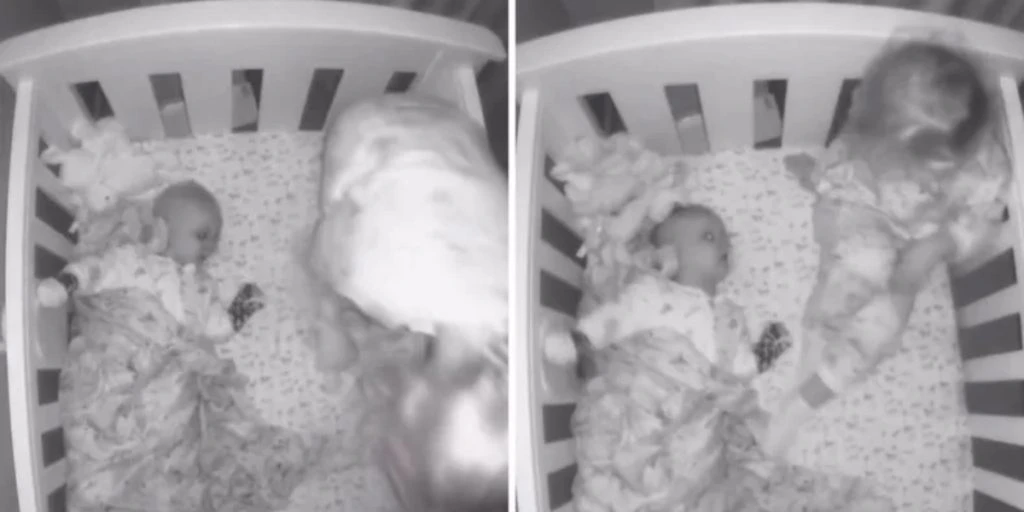 Mor til to følger med på babykameraet: Så indser hun betydningen af det, hun har fanget
