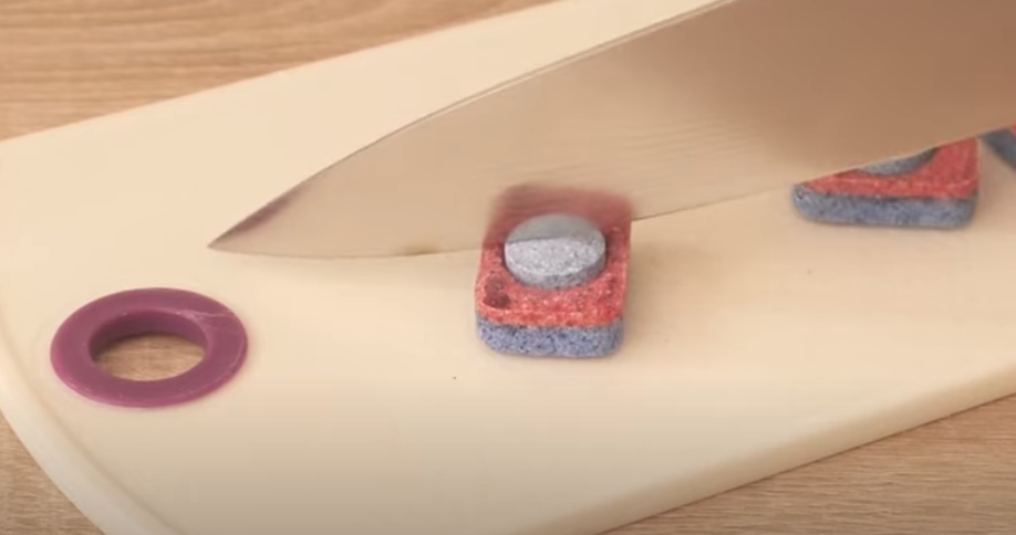 Han skærer en opvasketabs over på midten: Folk efterligner ham, når de finder ud af hvorfor