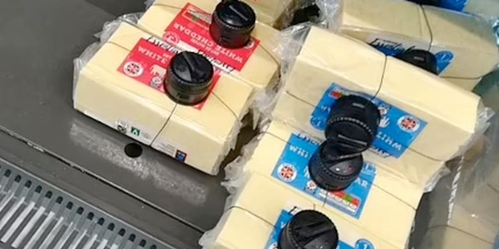 Billeder fra supermarkeder får folk til at måbe: Kan du hvad de gør ved osten?