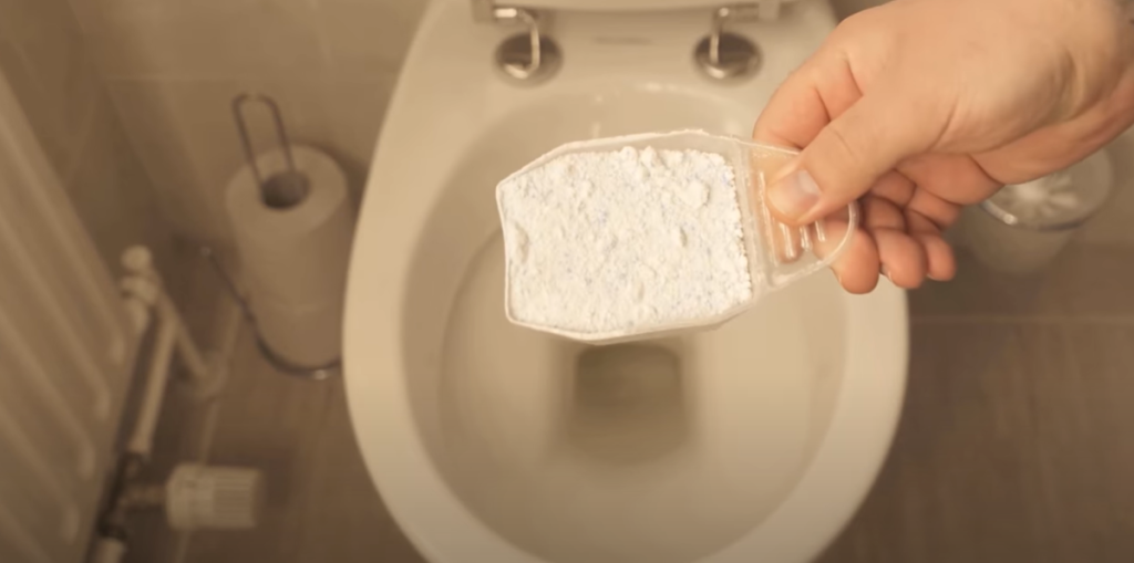 Han smider vaskepulver i toilettet og skyller ud: Se så bare hvad der sker