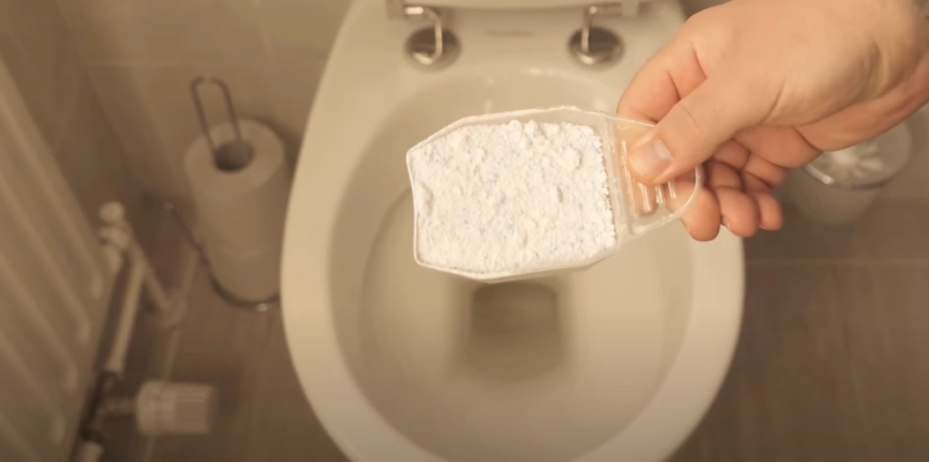 Han smider vaskepulver i toilettet og skyller ud: Se så bare hvad der sker