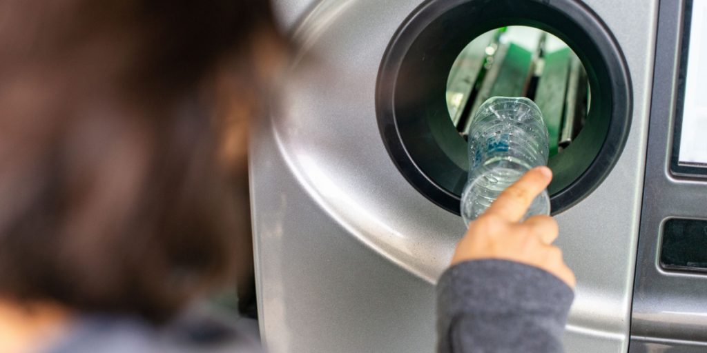 Brugsuddeler undrede sig over sin nye flaskeautomat: Så opdagede han chokerende syn bag båndet