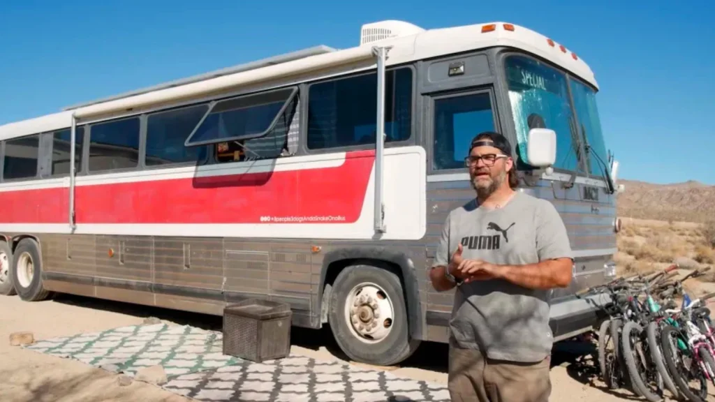 Tessa og hendes familie bor i en bus: Du gætter aldrig, hvor sønnens soveplads er