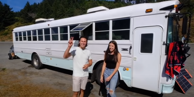 Par har ombygget en almindelig bus til et hjem – bare vent til du ser den indefra