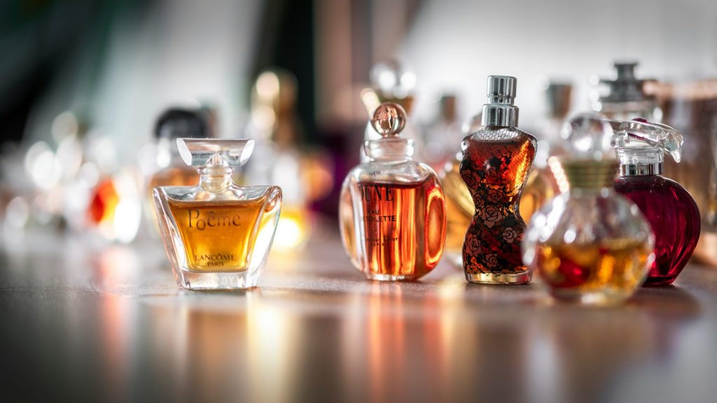 Dette simple trick får din parfume til at holde i timevis