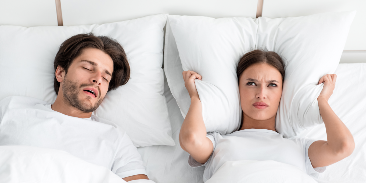 Søvnekspert foreslår bizar løsning, hvis din partner snorker – men mange får ubehag bare ved tanken