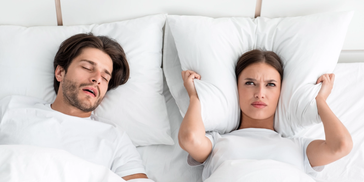 Søvnekspert foreslår bizar løsning, hvis din partner snorker – men mange får ubehag bare ved tanken