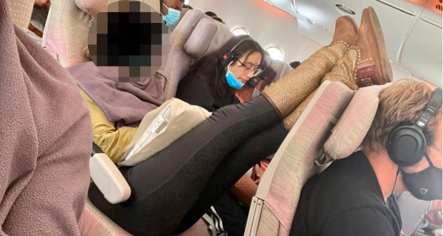 Mand raser: Medpassager forvandler flysæde til seng og smækker fødderne i vejret