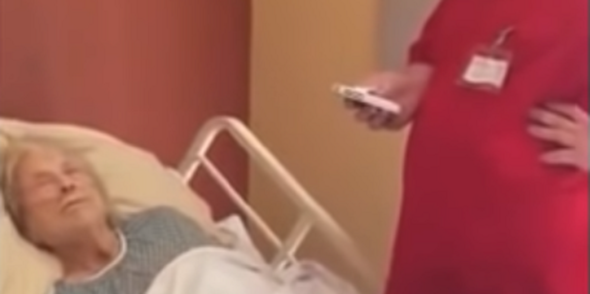 Sygeplejerske går ind til døende patient – men se så hvad han gør, når han efterlader alle i chok