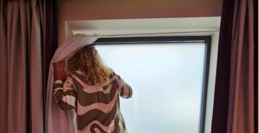 Kvinde tjekker udsigten fra hotelværelset: Få sekunder efter falder hun sammen af grin