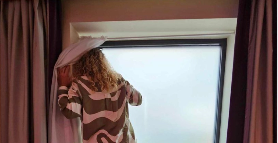 Kvinde tjekker udsigten fra hotelværelset: Få sekunder efter falder hun sammen af grin
