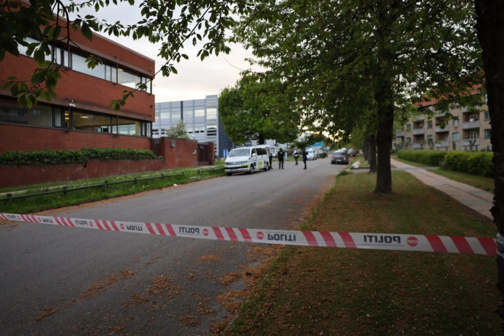 Mand skudt i benet: Politiet massivt tilstede