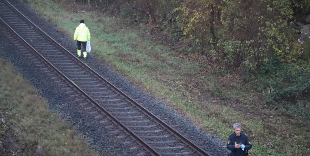 Gjorde uhyggeligt fund: Kvinde lå død på skinner