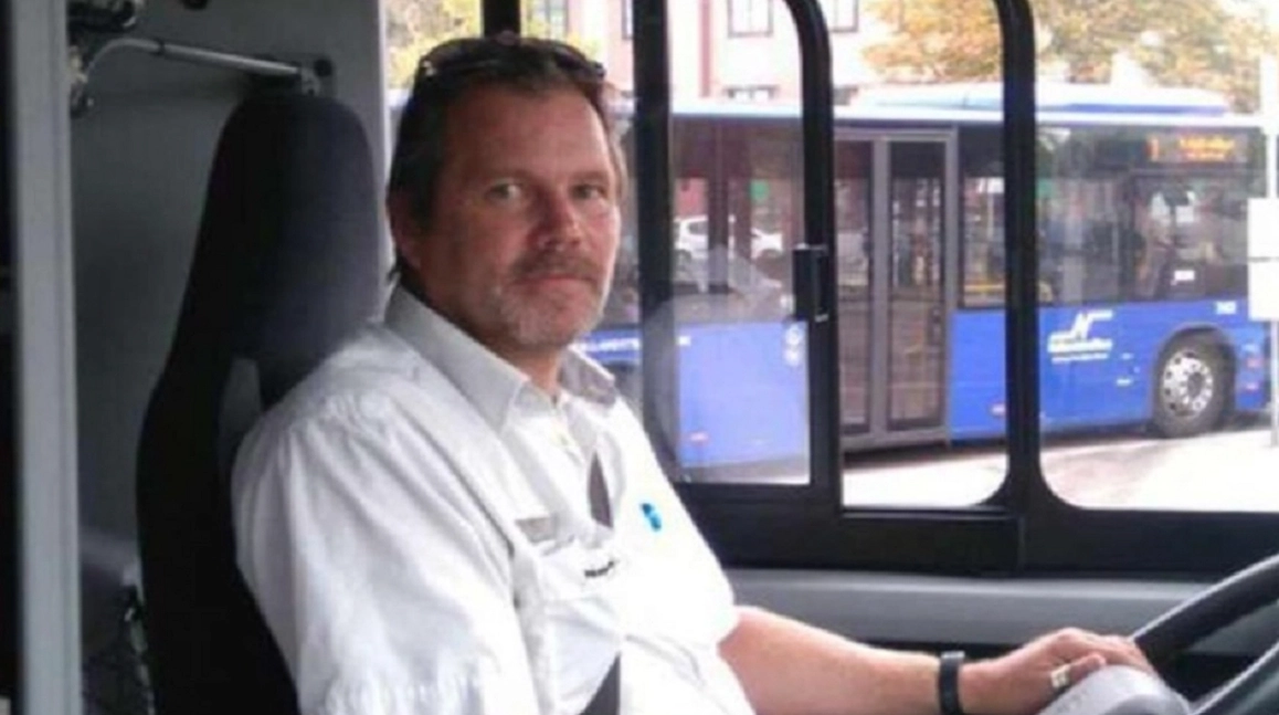 Buschaufføren Peter kigger i sit bakspejl: Kort efter bliver han hyldet for sin ageren