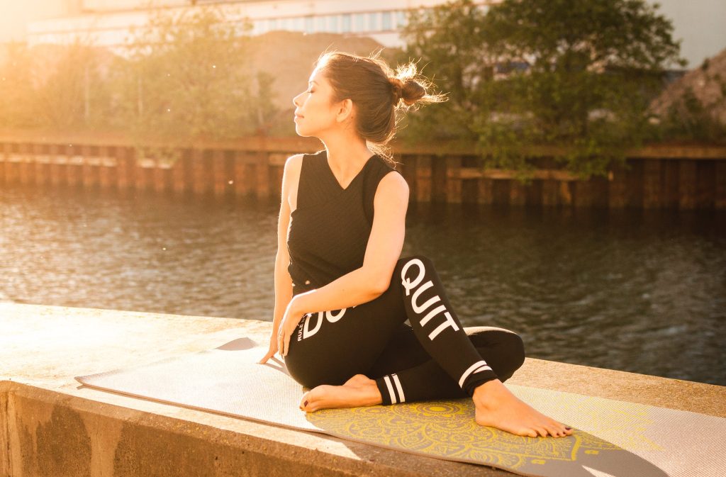 Dyrk yoga på stuegulvet med online yoga videoer