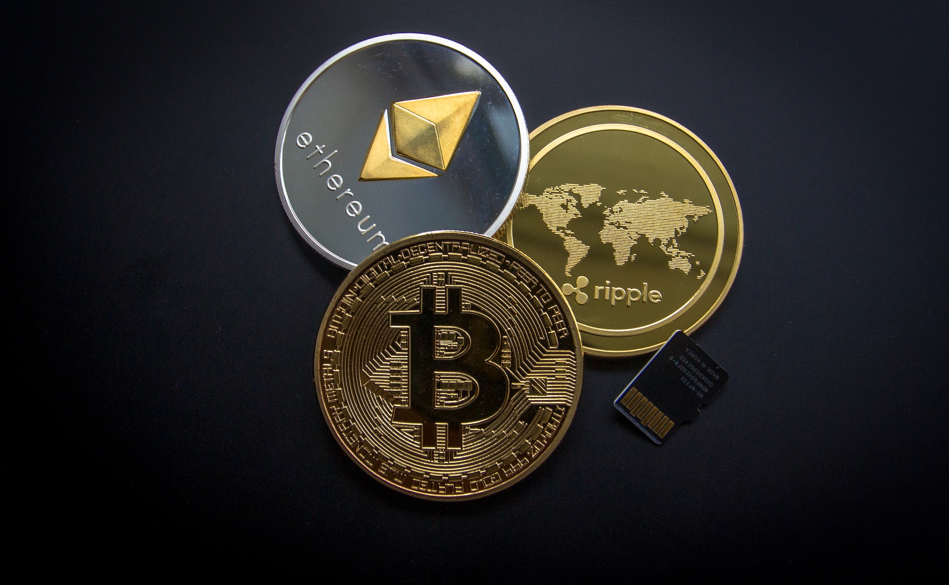 Hvilke omstændigheder har der været bag Bitcoins stigende popularitet?