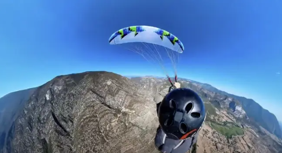 Skræmmende øjeblik: paraglider begyndte at styrte mod jorden da linerne blev viklet sammen