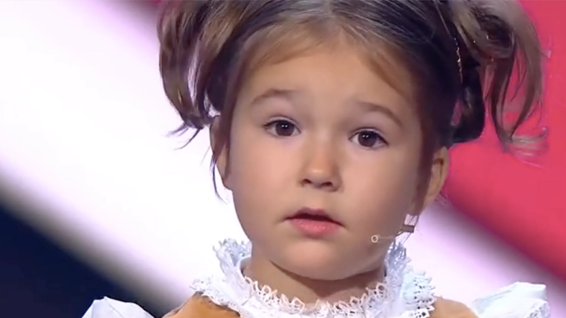 4-årig pige påstår, at hun kan tale 7 sprog flydende: Ingen kan tro egne ører, da hun åbner munden