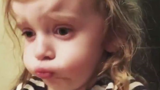 Lille Piper går viralt i hylende morsom video: “Jeg kan ikke stoppe med at grine”