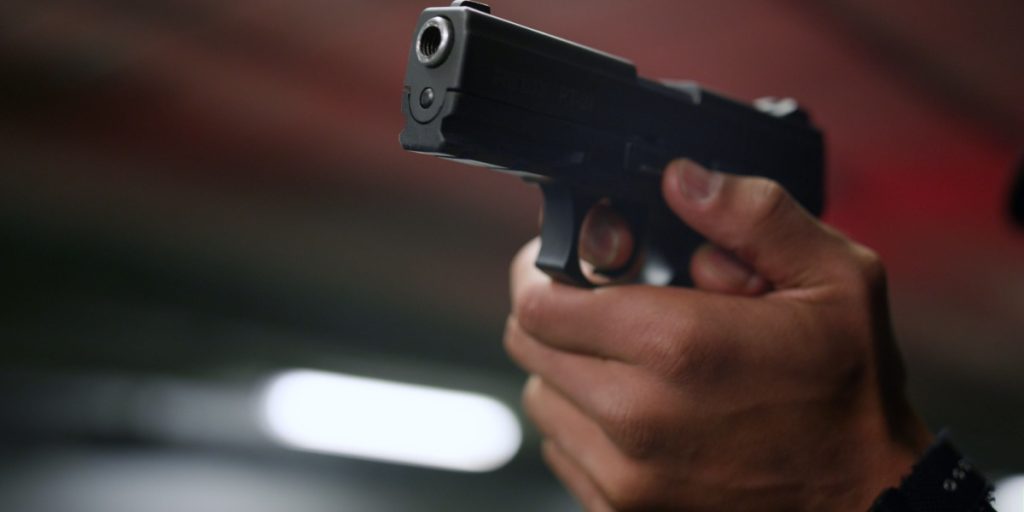 Betjent idømt fængsel for at pege ladt pistol mod kollega: Årsagen vil få dig til at ryste på hovedet