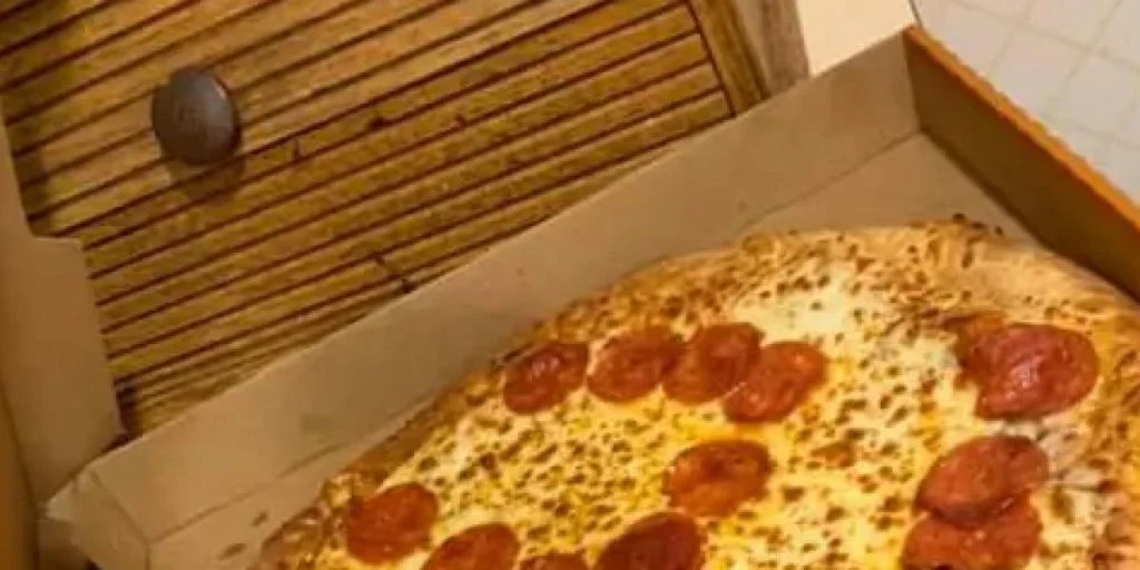 Jason havde bestilt en pepperoni-pizza: Blev dybt chokeret, da han åbnede pizzabakken
