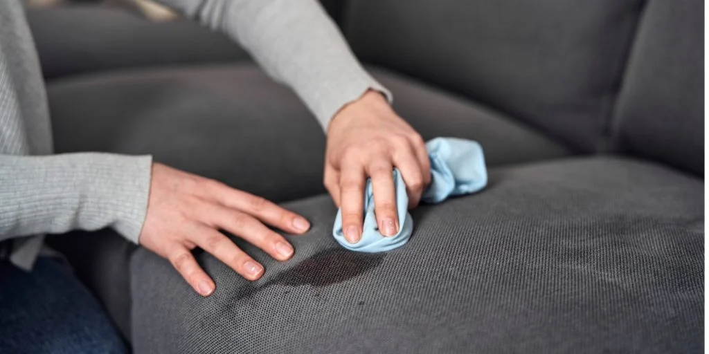 Sådan gør du kål med pletter i sofaen: Hemmeligheden findes i køkkenet