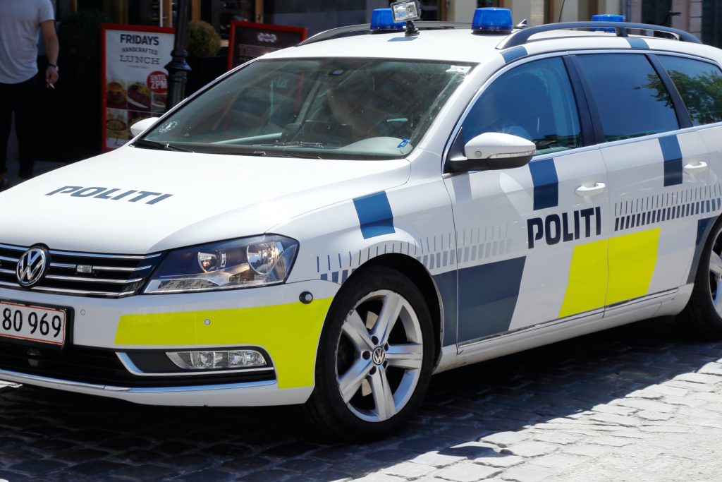 Politiet måtte rykke ud: Nøgen mand kastede med sten og skabte stor utryghed