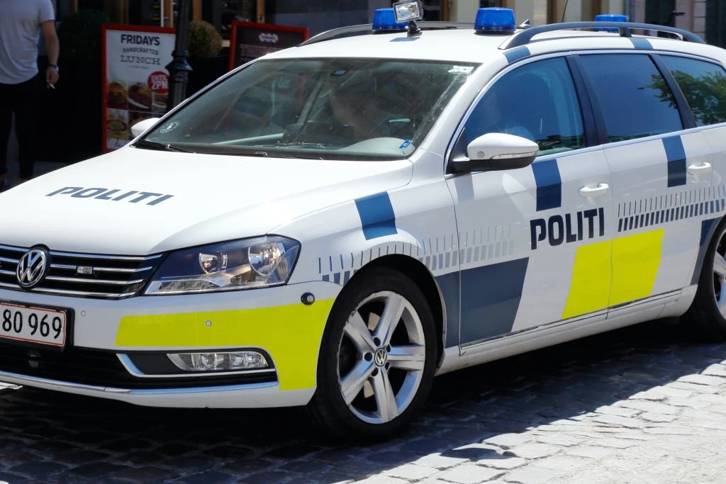Politiet måtte rykke ud: Nøgen mand kastede med sten og skabte stor utryghed