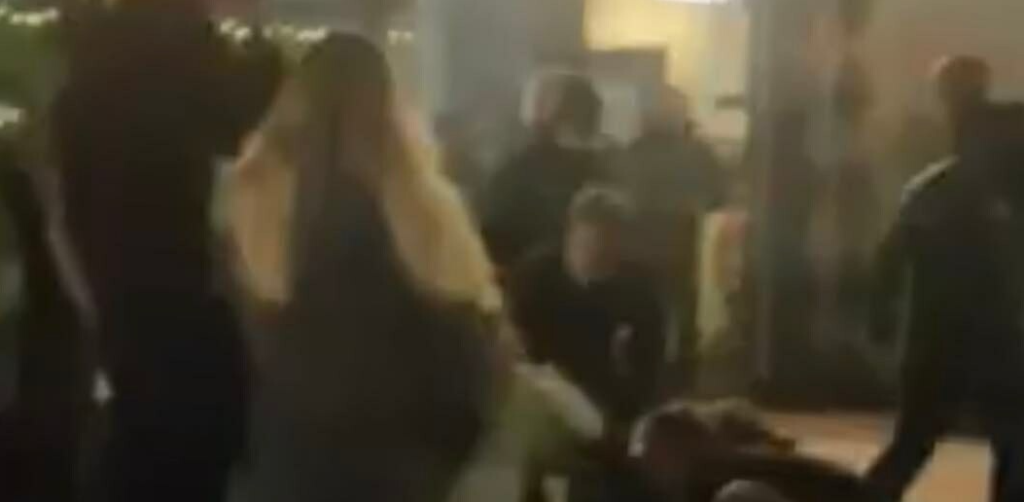 Bil kører ind i 3-4 personer ved Hovedbanen i København