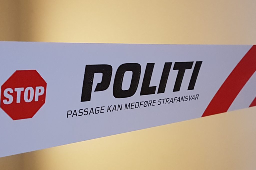 Politiet gør stort fund på Østfyn: En båd, entreprenørmaskiner, biler og meget andet fundet i maskinhal
