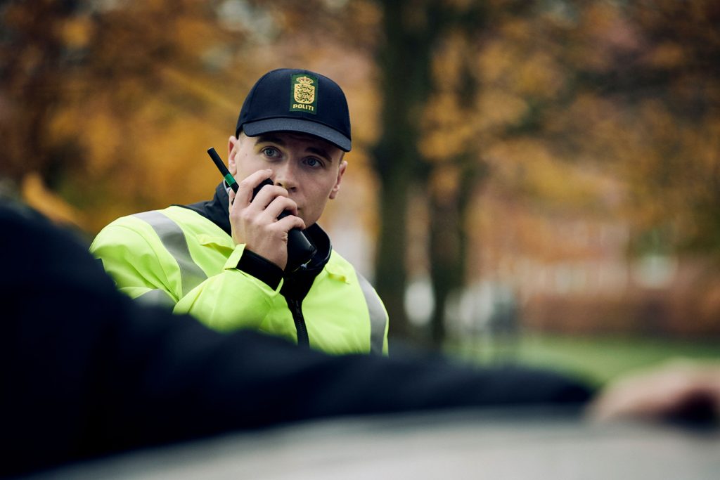 Synligt militær i Odenses gader – søger efter spor af skud