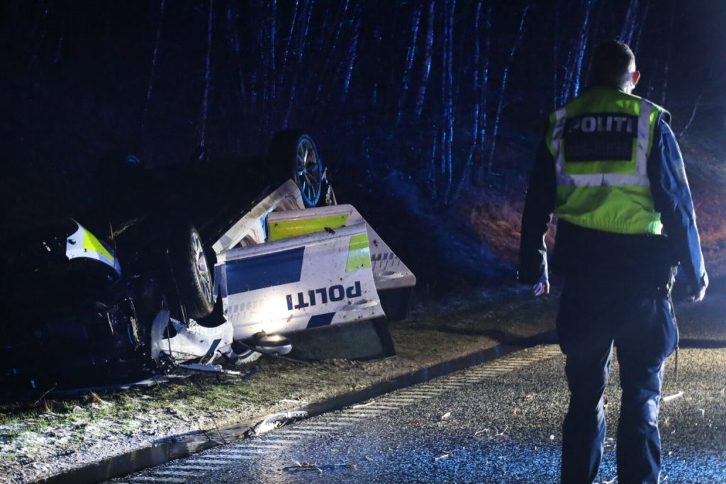 Mystisk uheld: Politibil lander på hovedet