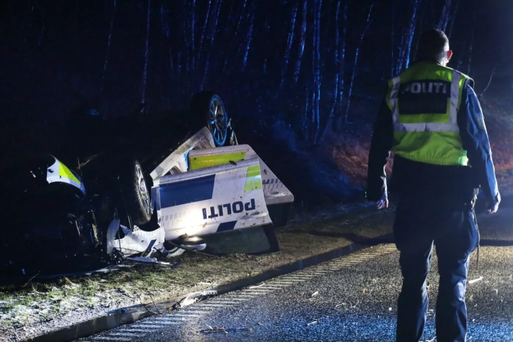 Mystisk uheld: Politibil lander på hovedet