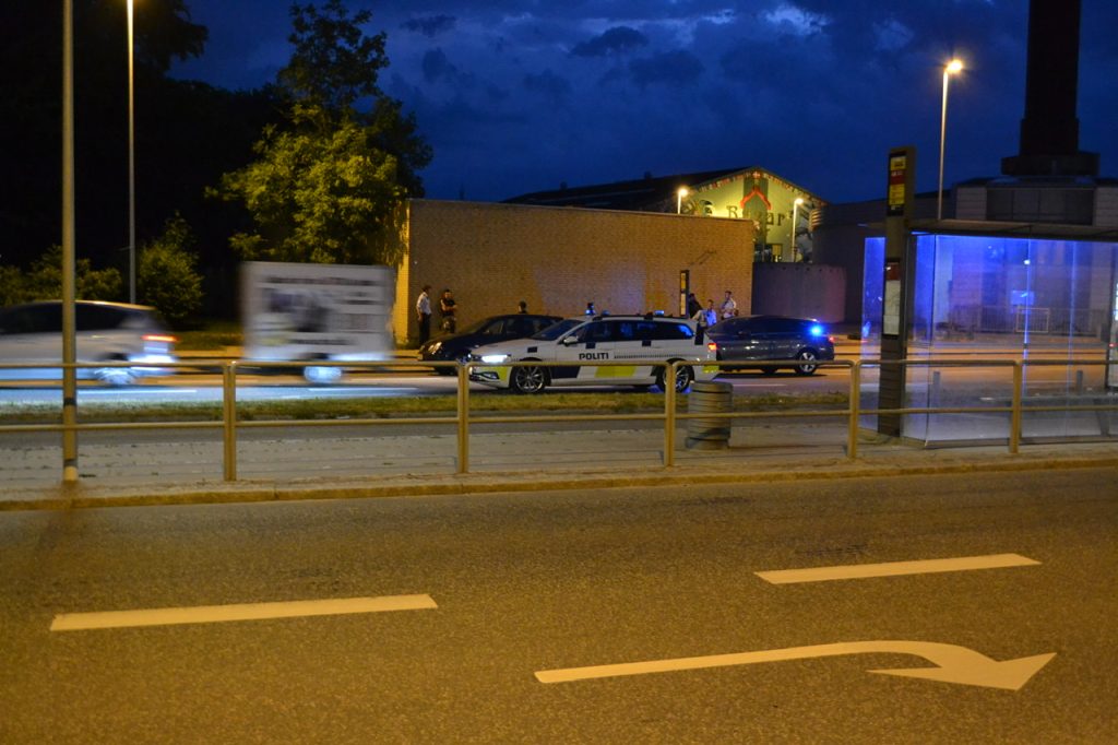 Menneskejagt i Aarhus: Politimand kørt ned af flugtbilist