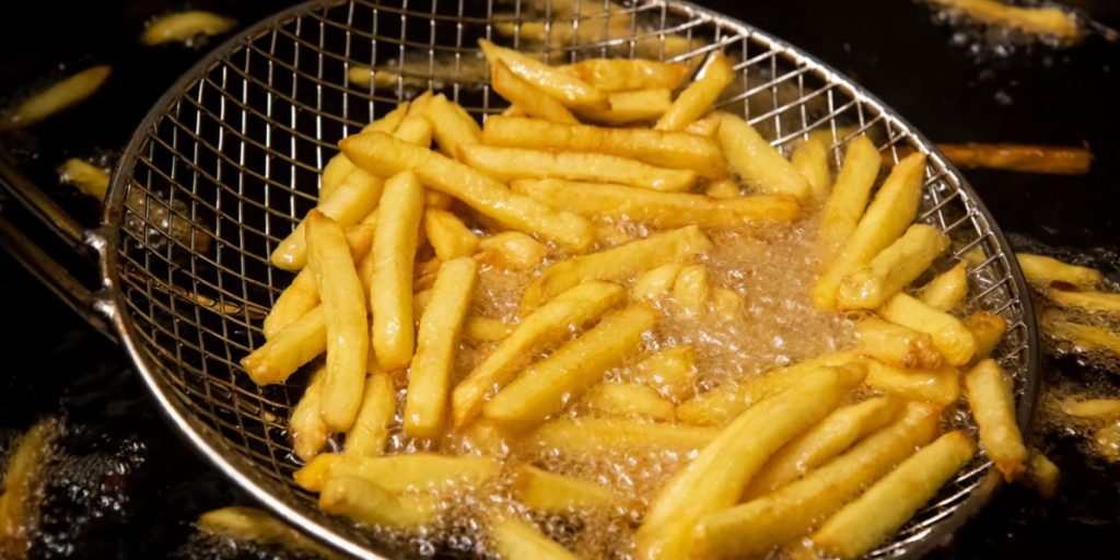 Hverken eddike eller is: Kok deler trick til at lave sprøde og velsmagende pommes frites