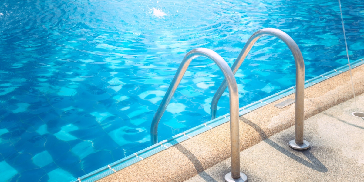 Umiddelbart ligner det en helt almindelig pool – Indtil du kommer under overfladen